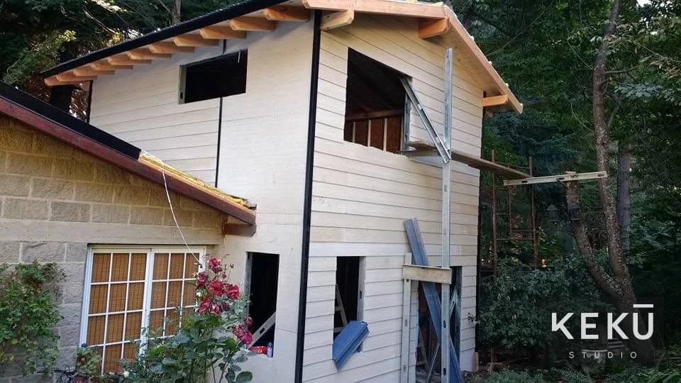 Ampliación en altura con revestimiento exterior claro