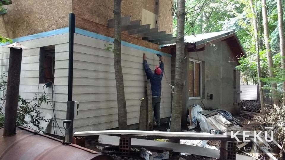 Colocación del revestimiento exterior durante la obra