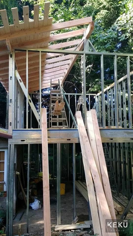 Montaje de perfiles y cubierta junto a la construcción existente