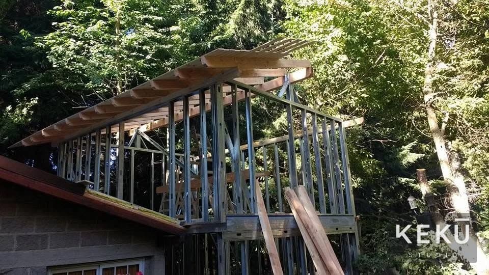 Montaje de perfiles y cubierta junto a la construcción existente