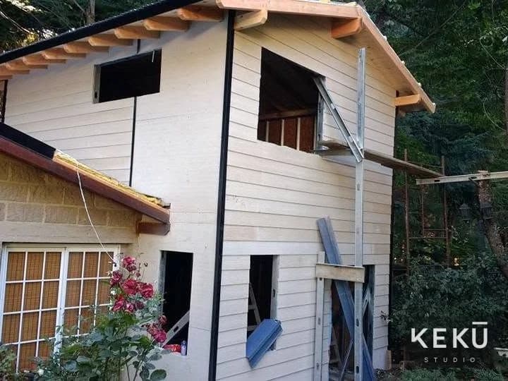 Ampliación en altura con revestimiento exterior claro