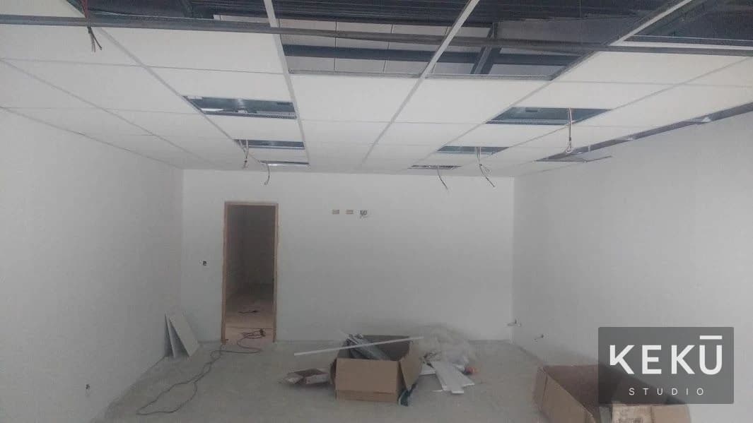 Cielorraso modular durante la colocación de placas
