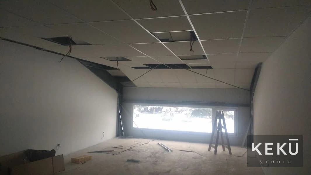 Retícula suspendida y avance del cielorraso modular
