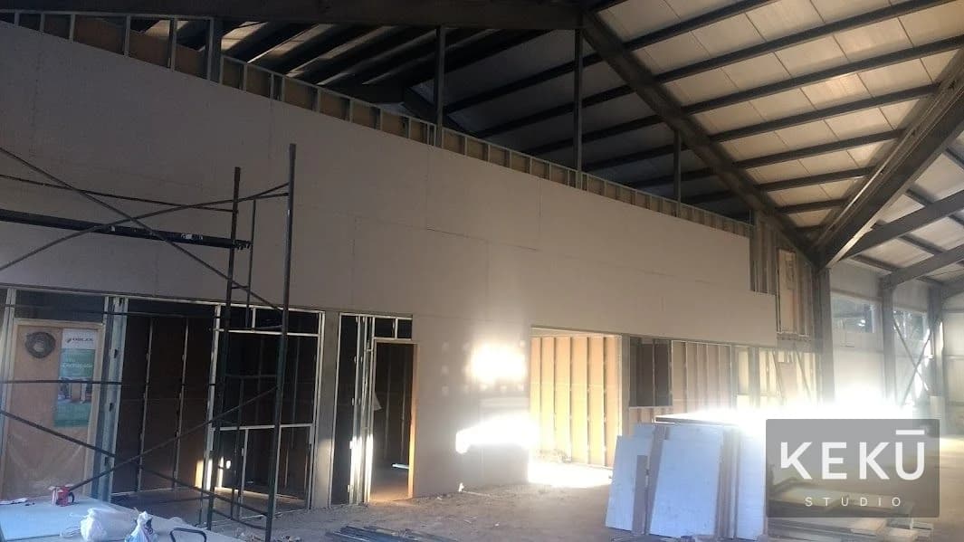 Perfilería y divisiones interiores de la nave comercial