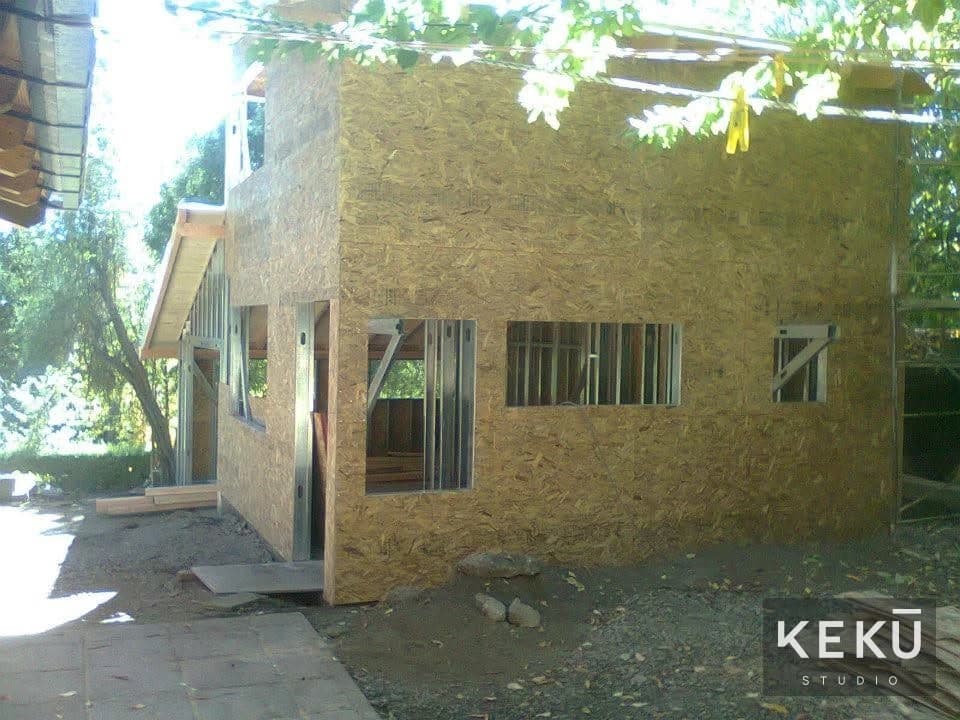 Vista exterior de la vivienda con placas de cerramiento