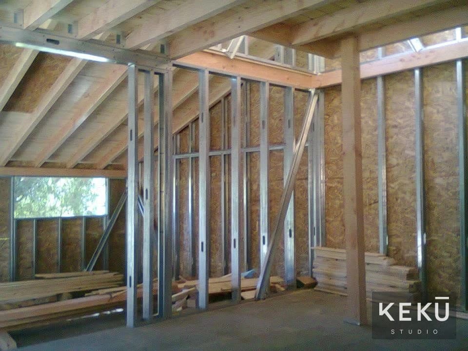 Detalle del montaje de perfiles metálicos y componentes de madera