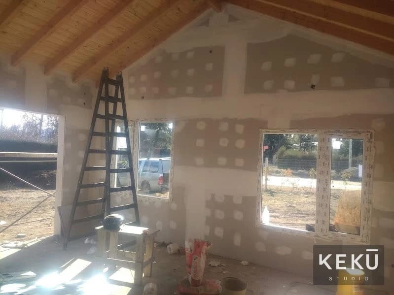 Detalle de revestimiento de pared bajo cubierta inclinada