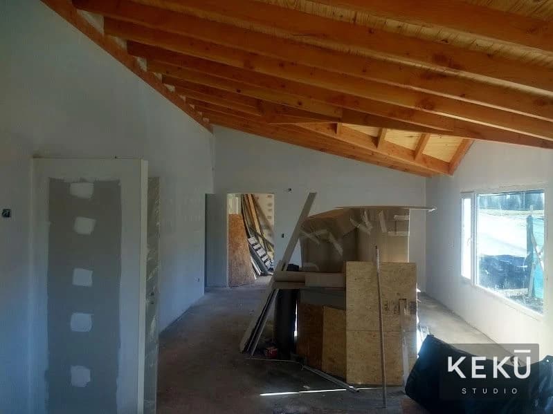 Avance de las terminaciones interiores bajo cubierta de madera