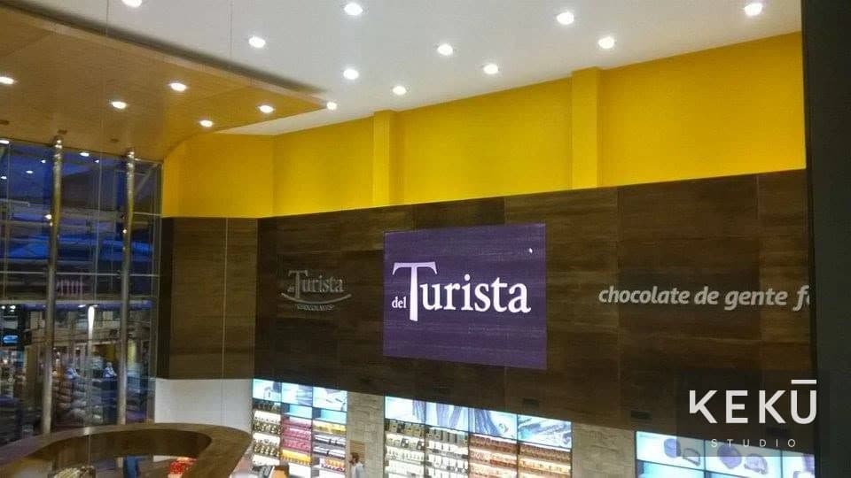 Cielorraso terminado con iluminación en el local El Turista