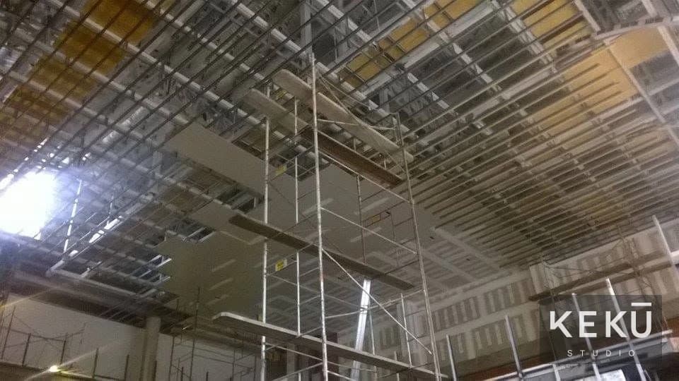 Estructura suspendida del cielorraso durante el montaje