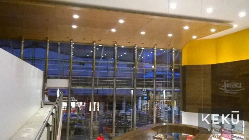 Vista interior del local con cielorraso e iluminación