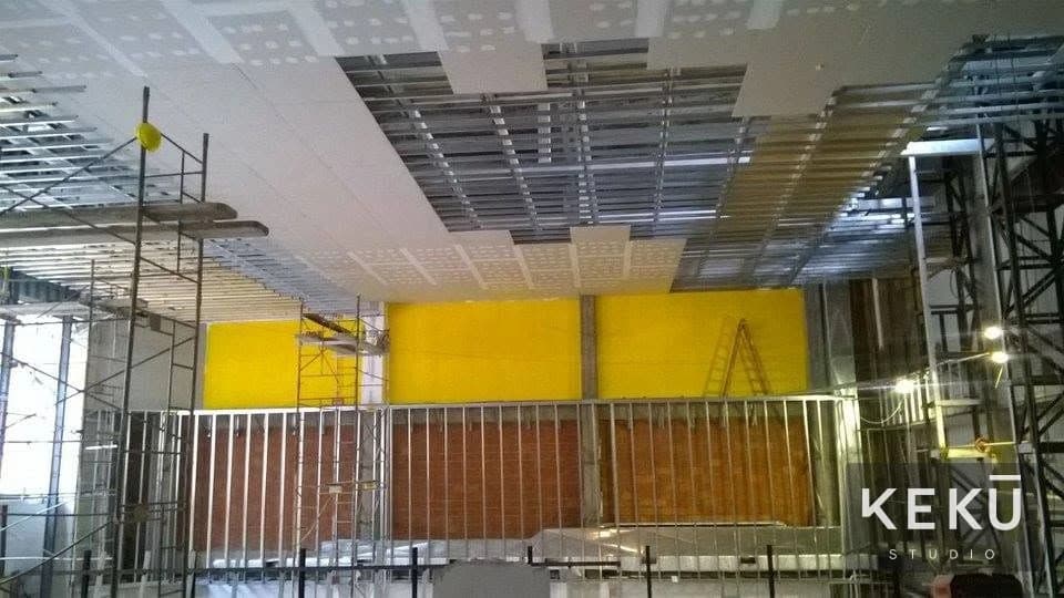 Estructuras suspendidas para los cielorrasos del local