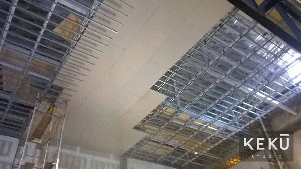 Estructuras suspendidas para los cielorrasos del local