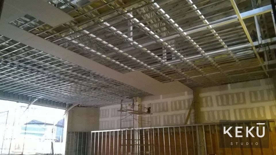 Estructuras suspendidas para los cielorrasos del local