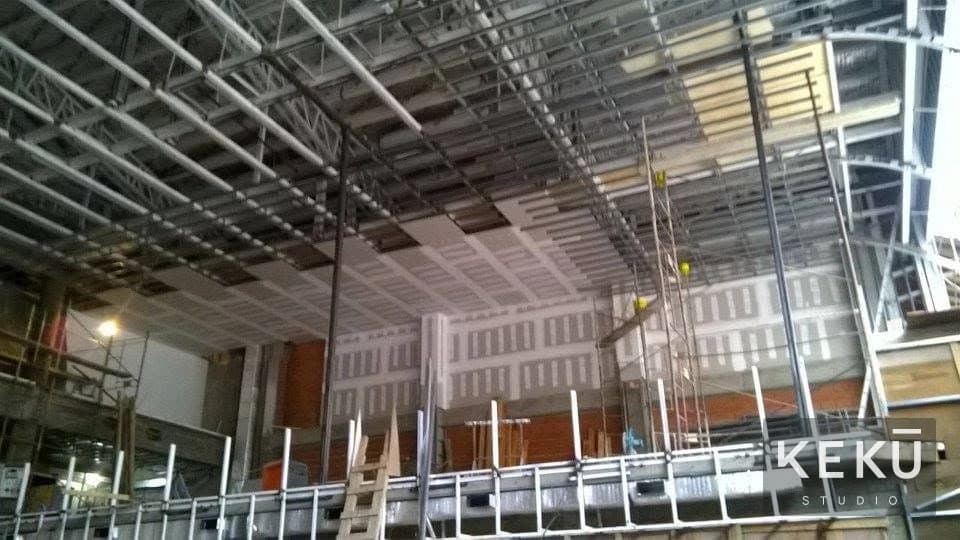 Estructuras suspendidas para los cielorrasos del local