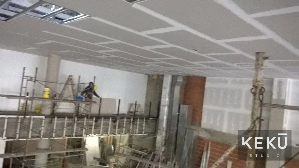 Colocación de placas y tratamiento de juntas en cielorrasos