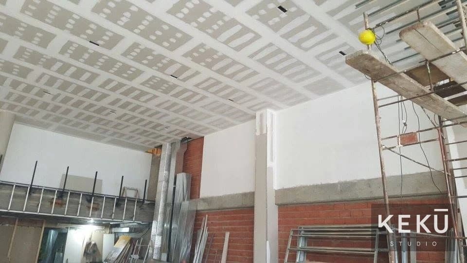 Colocación de placas y tratamiento de juntas en cielorrasos