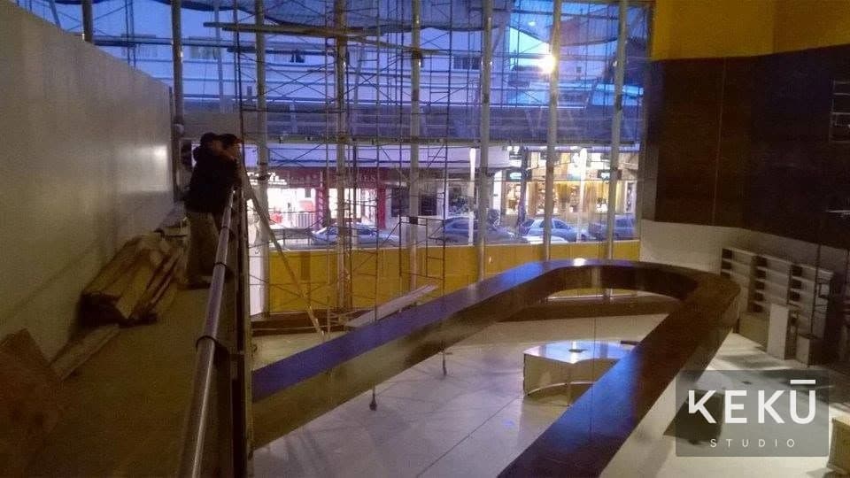Revestimientos, iluminación y terminaciones del local