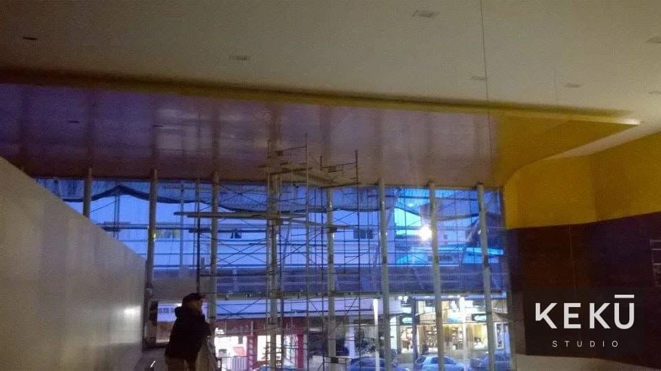 Revestimientos, iluminación y terminaciones del local