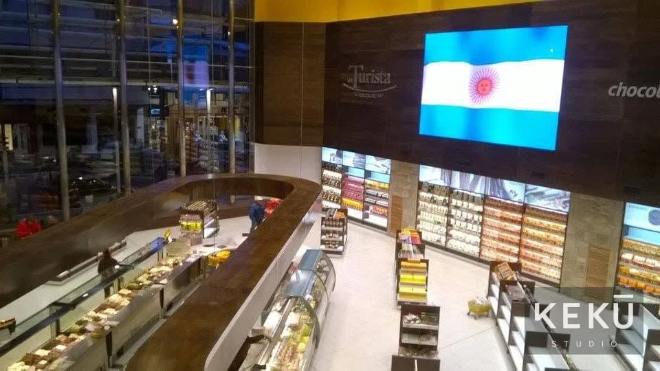 Revestimientos, iluminación y terminaciones del local