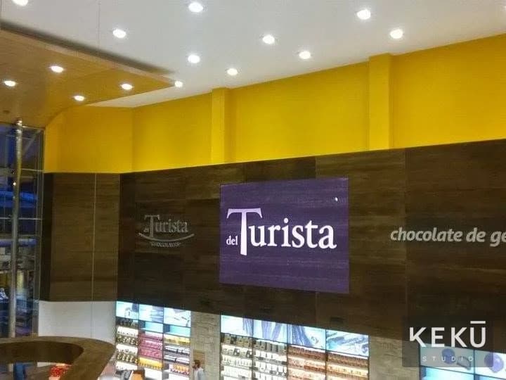 Cielorraso terminado con iluminación en el local El Turista