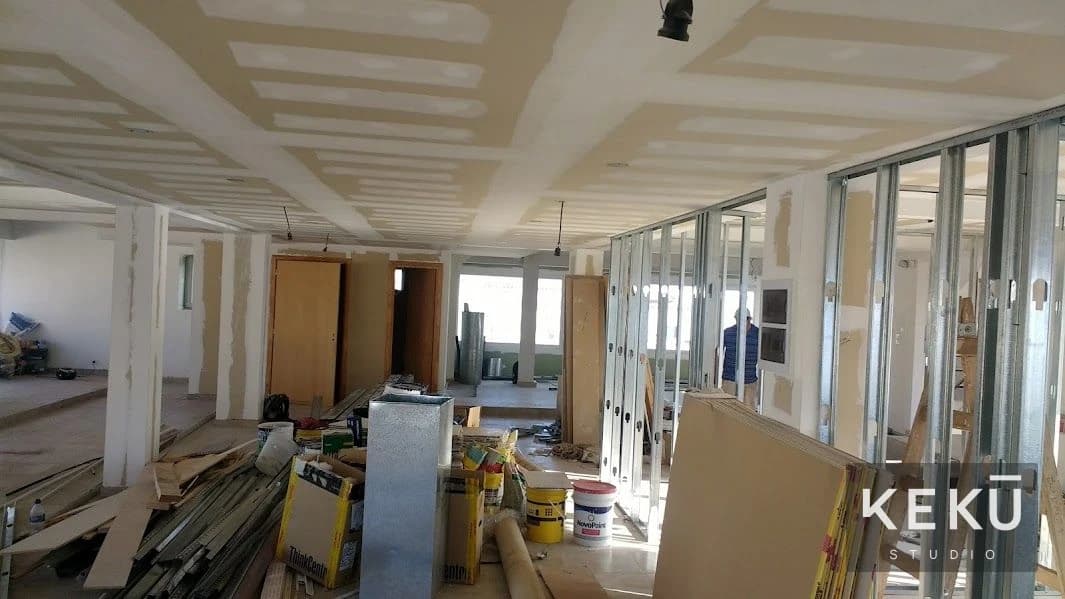 Divisiones interiores y cielorraso en un edificio