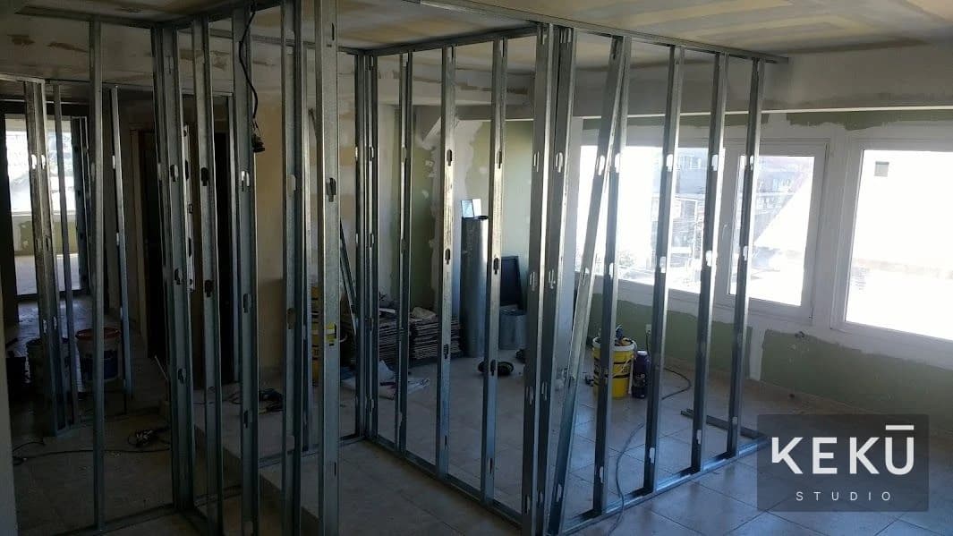 Montaje de tabiques y divisiones interiores del edificio