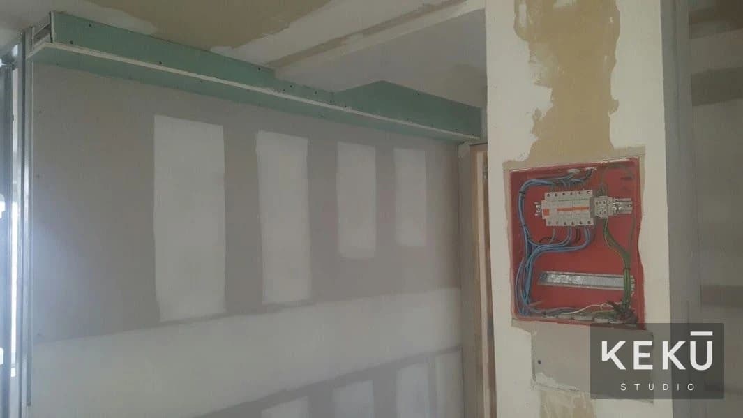 Colocación de placas y tratamiento de juntas en paredes y cielorrasos