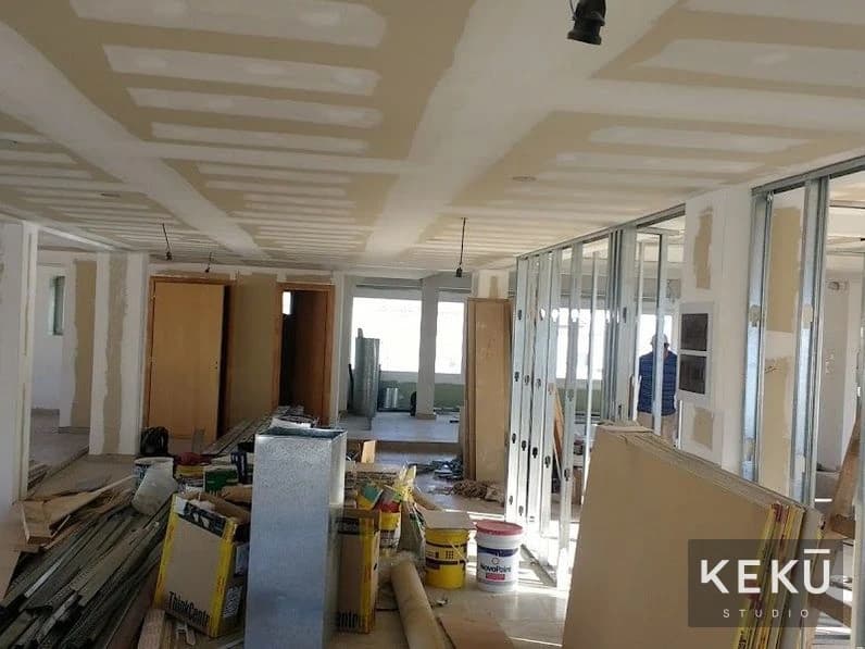 Divisiones interiores y cielorraso en un edificio