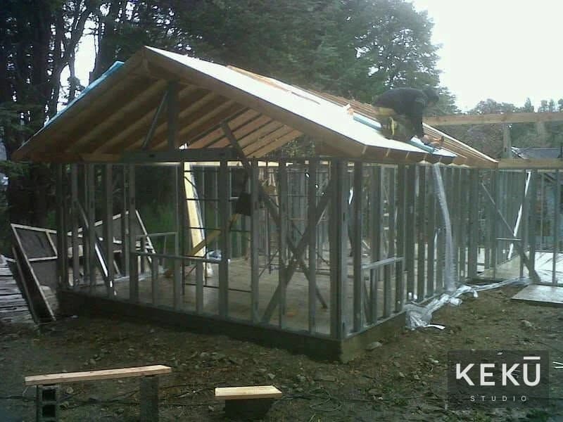 Estructura metálica y cabriadas de madera en montaje