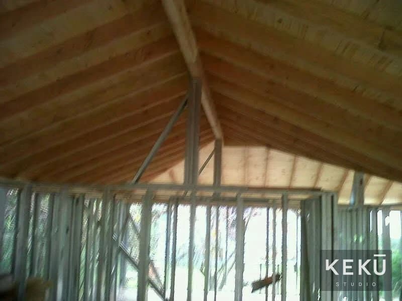 Interior de la cubierta con estructura de madera a la vista