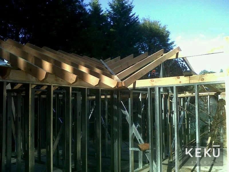 Montaje de paneles y estructura de la vivienda de una planta