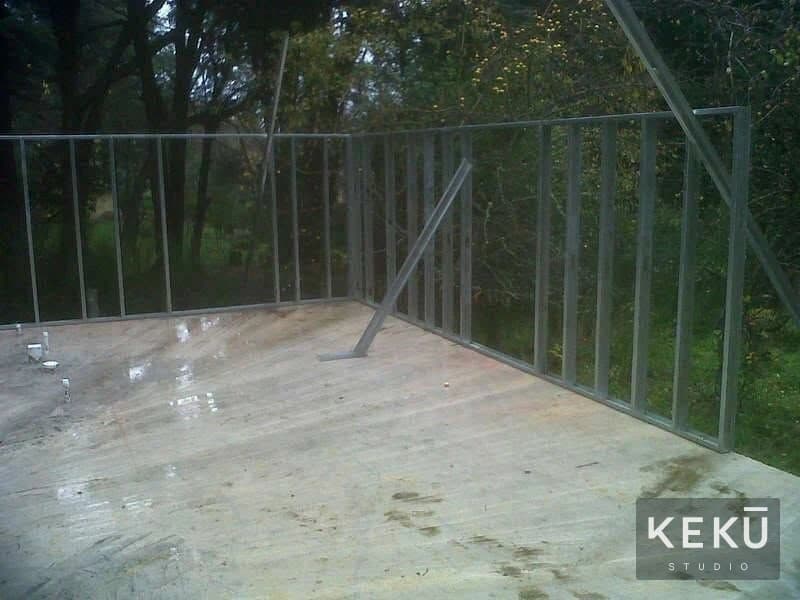 Montaje de paneles y estructura de la vivienda de una planta