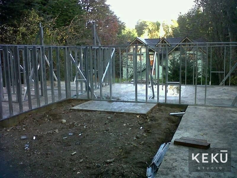 Montaje de paneles y estructura de la vivienda de una planta