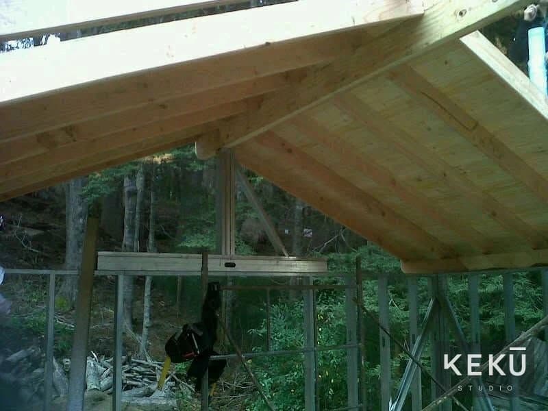 Estructura de madera y cerramiento de la cubierta