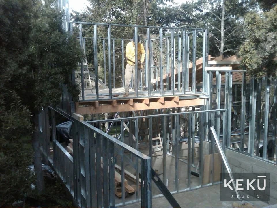 Estructura metálica de dos niveles durante el montaje