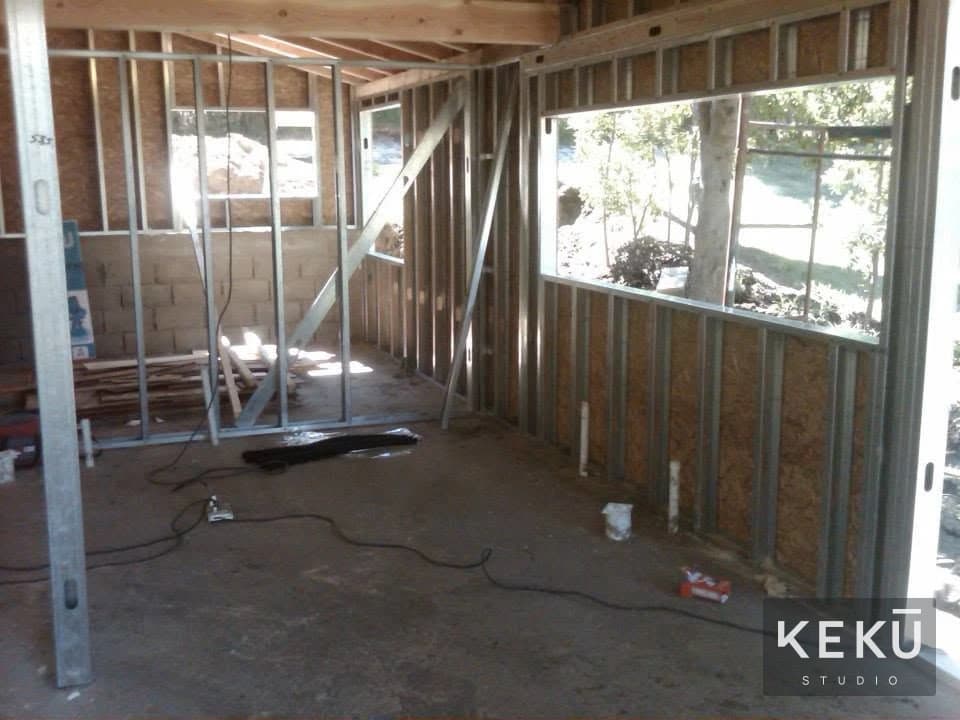 Interior de la vivienda con estructura y entrepiso a la vista
