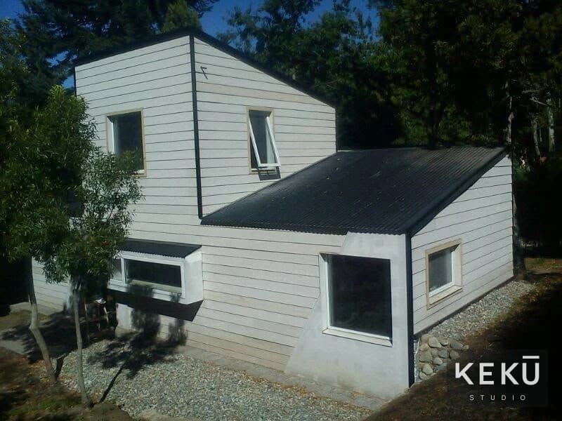 Cubierta y revestimiento exterior de la casa en el bosque