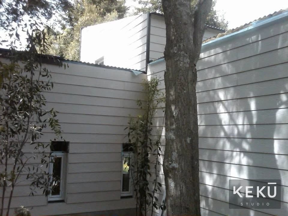 Cubierta y revestimiento exterior de la casa en el bosque