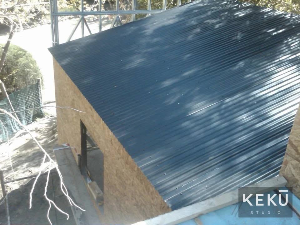 Cubierta y revestimiento exterior de la casa en el bosque