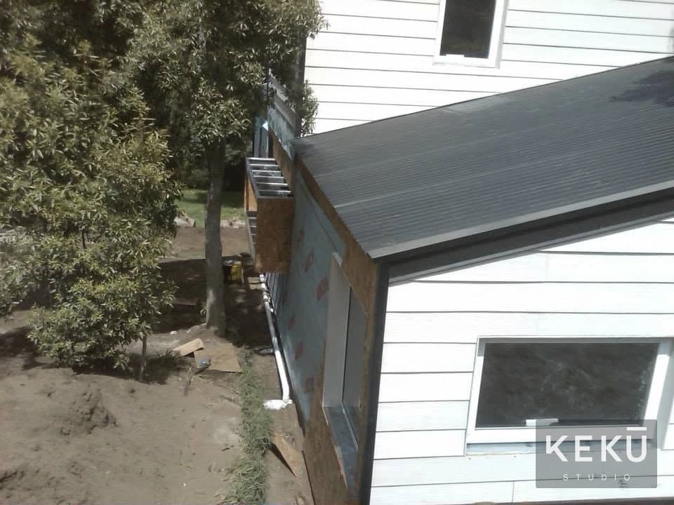Cubierta y revestimiento exterior de la casa en el bosque