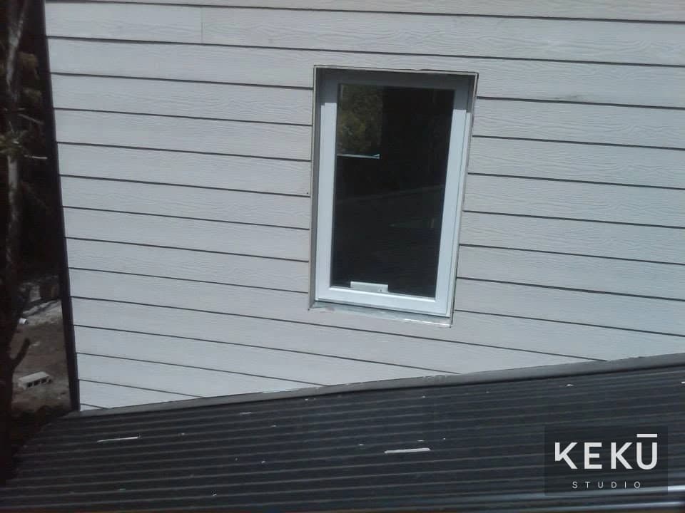 Cubierta y revestimiento exterior de la casa en el bosque