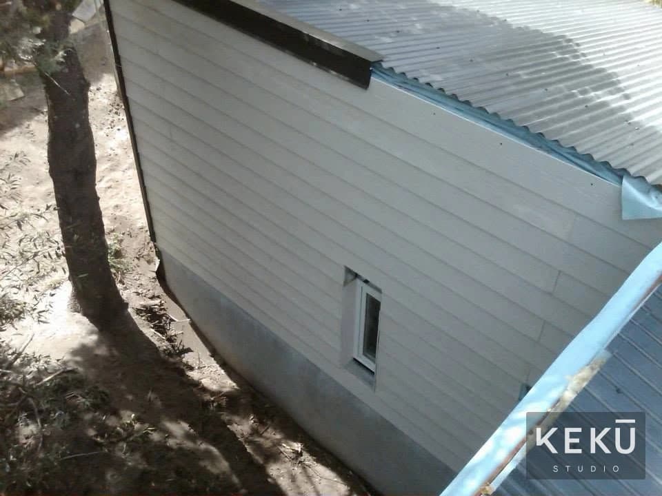 Cubierta y revestimiento exterior de la casa en el bosque