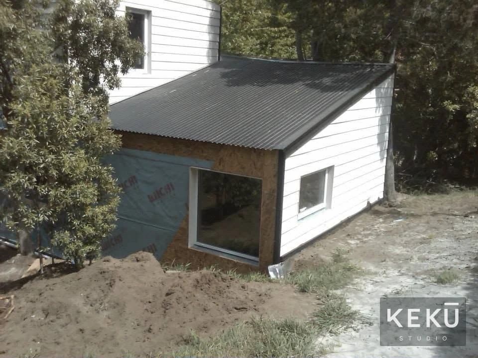 Vista exterior de una vivienda de dos plantas en el bosque