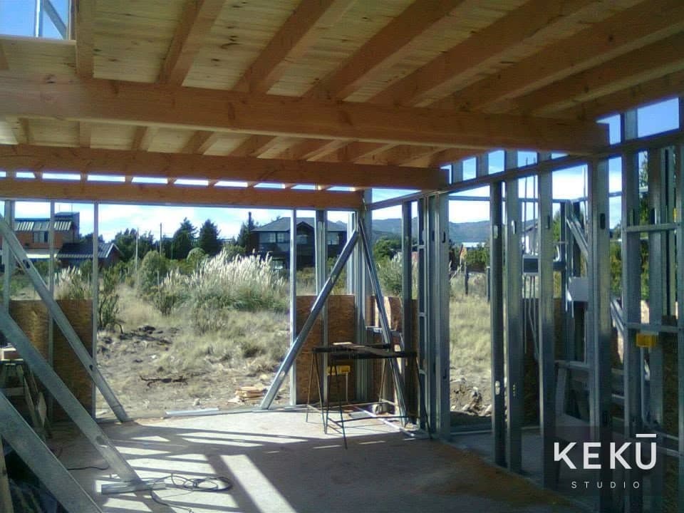 Montaje de paneles metálicos y estructura de la vivienda