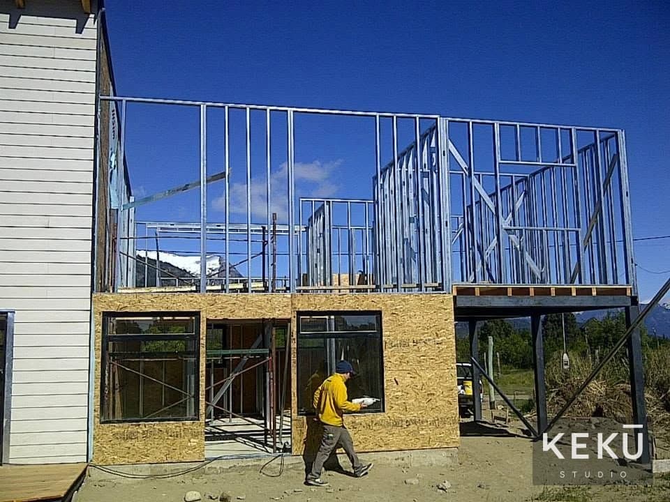 Montaje de paneles metálicos y estructura de la vivienda
