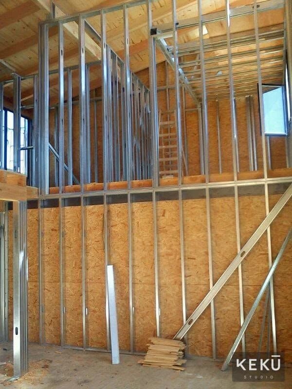 Montaje de paneles metálicos y estructura de la vivienda