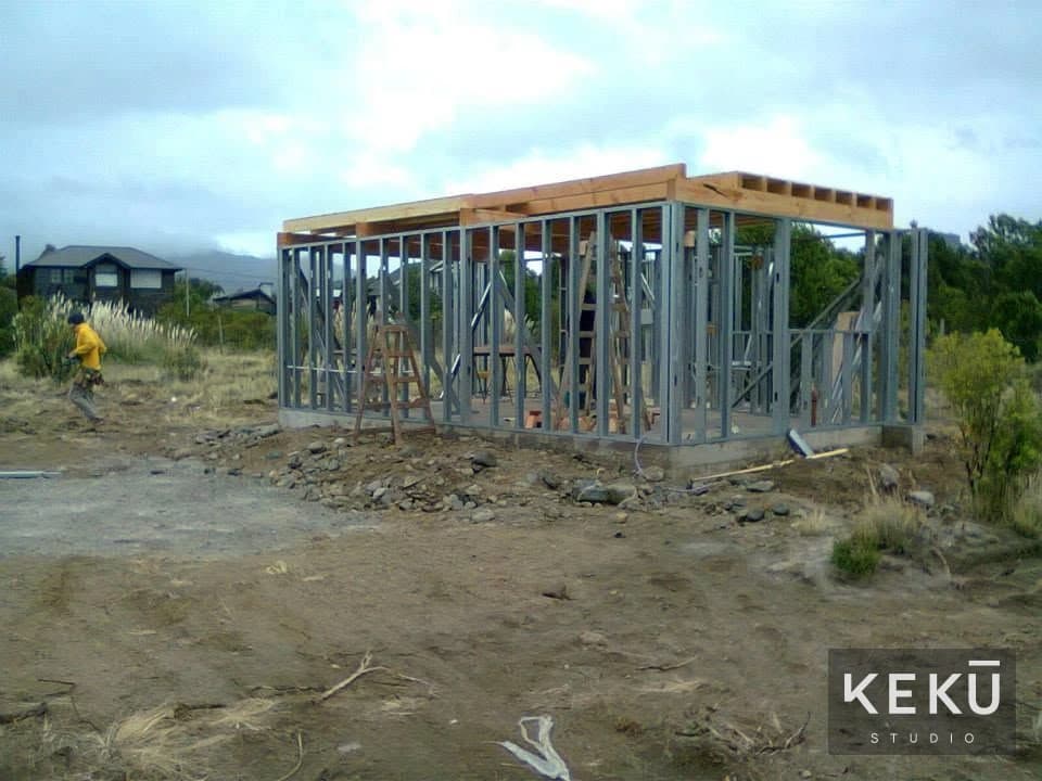 Montaje de paneles metálicos y estructura de la vivienda