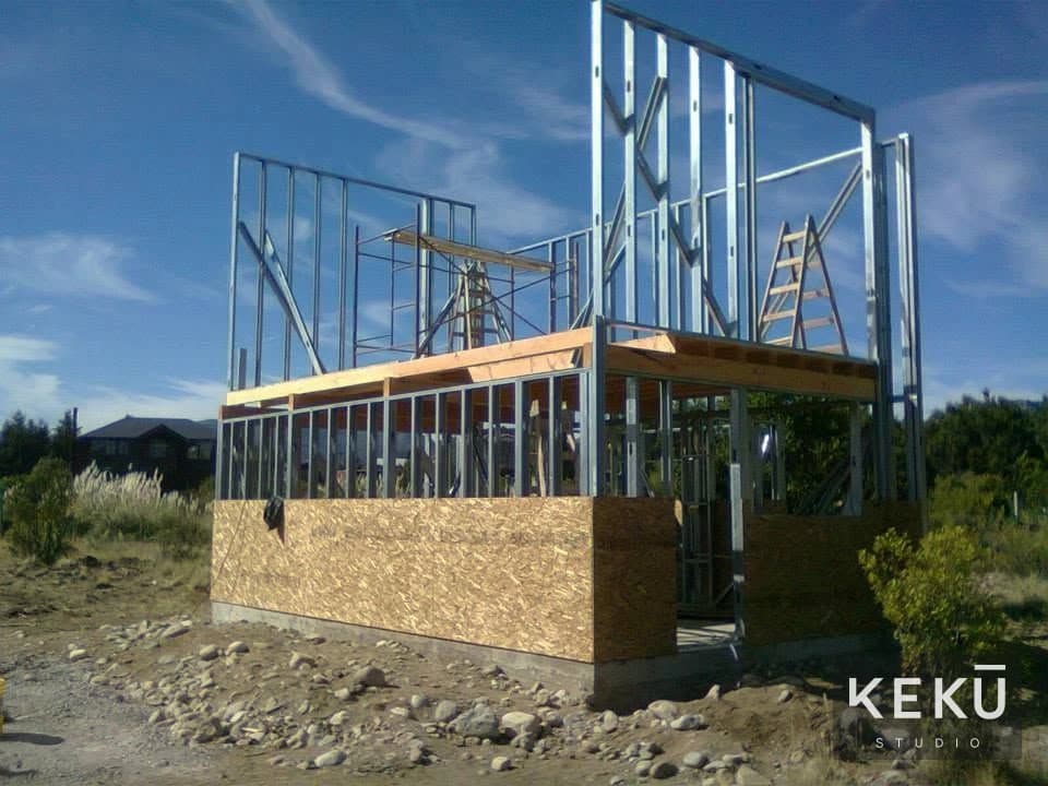 Montaje de paneles metálicos y estructura de la vivienda