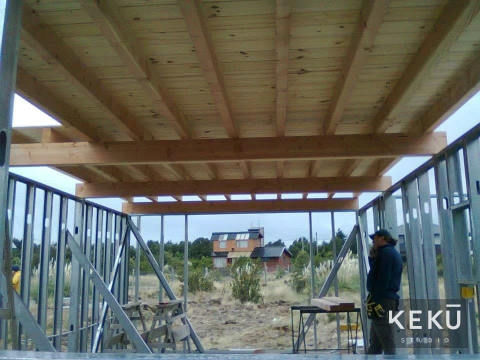 Montaje de paneles metálicos y estructura de la vivienda